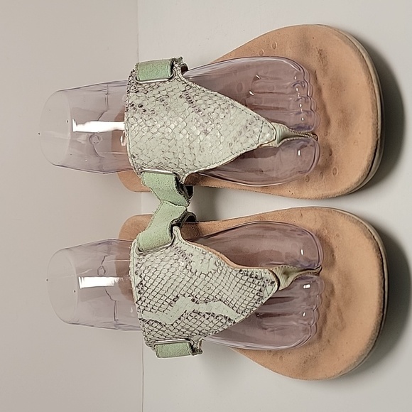 Vionic Wanda Sandals Shoes Support Orthotic Leather T-Strap Reptile Seafoam 9 - Picture 2 of 16